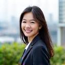 山本美咲さんのオフィス屋上庭園での笑顔のポートレート